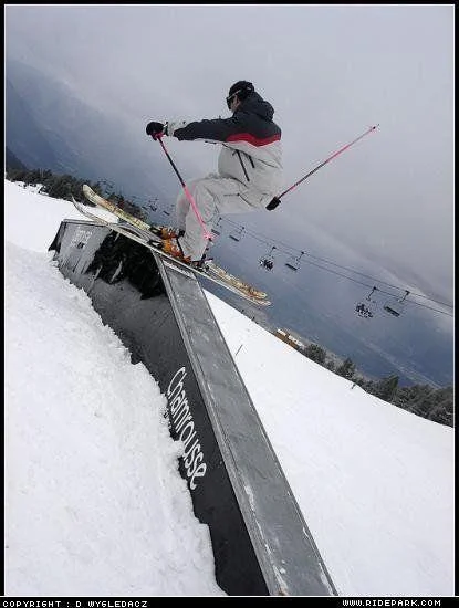 Rail dans un snowpark en ski freestyle