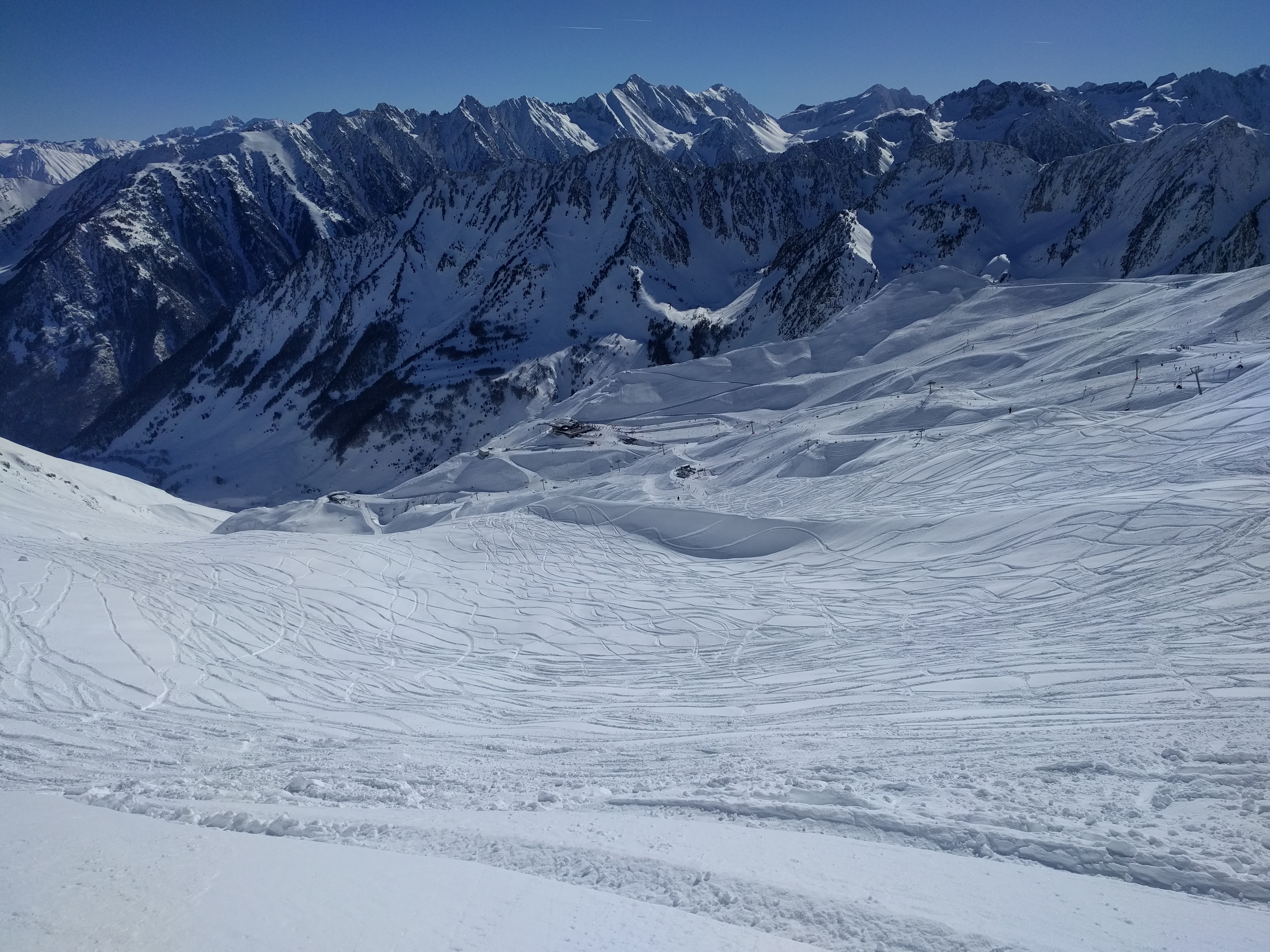 Vue sur des traces de ski hors-piste à Cauterets dans les Pyrénées