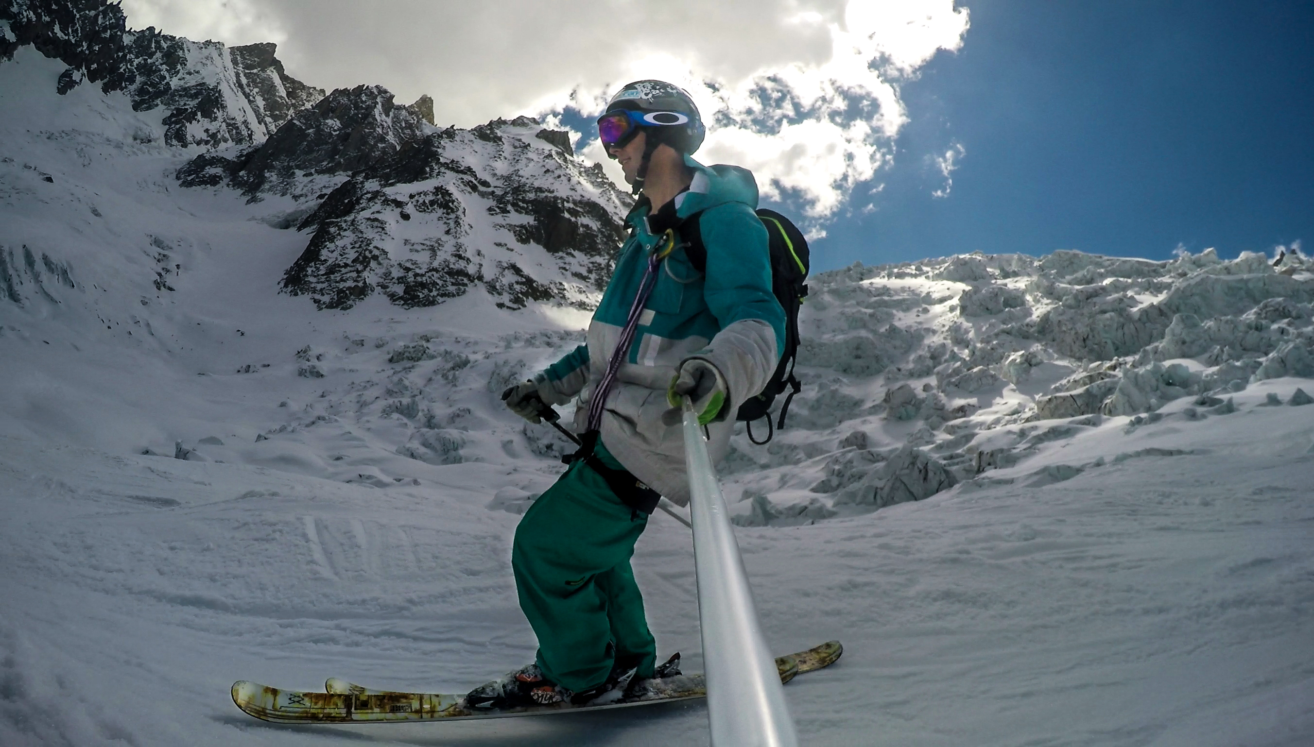 skieur devant seracs du glacier du géant, chamonix, mont-blanc