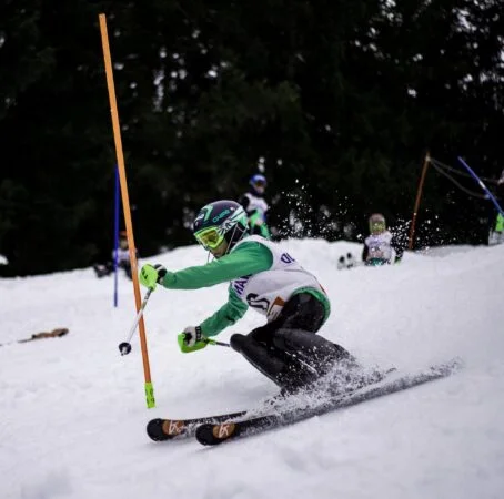 skieur faisant du slalom