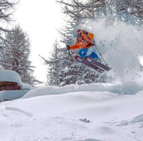 skieur freeride sautant dans la neige poudreuse