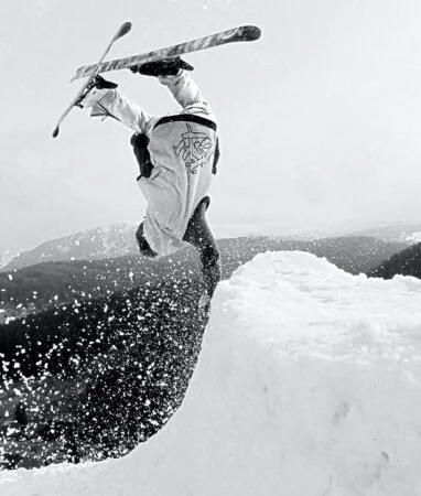 skieur freestyle faisant une figure