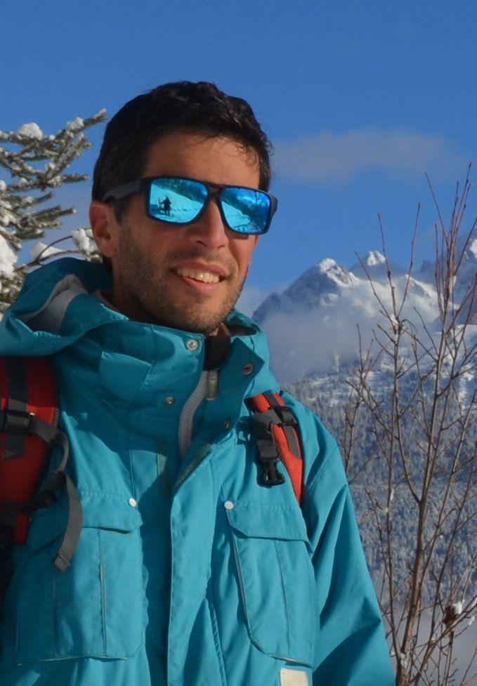 skieur avec des lunettes de soleil en montagne