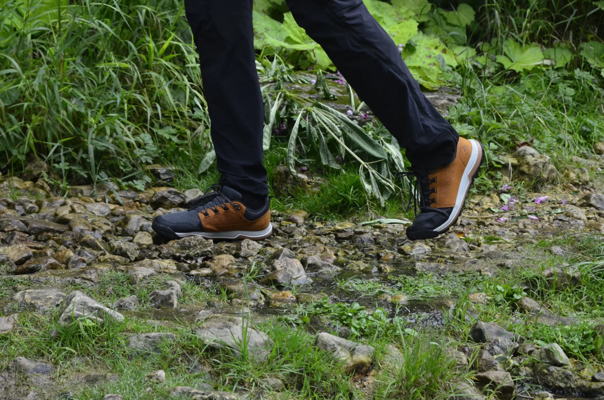 chaussures de randonnée en terrain semi-humide.