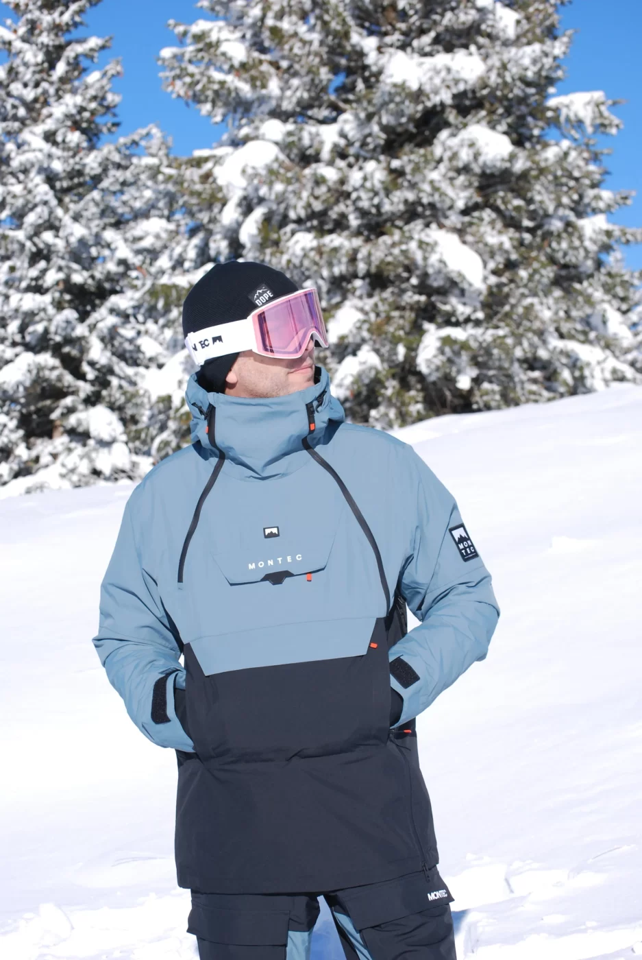 Skieur portant une veste de ski et un masque de ski regardant au loin