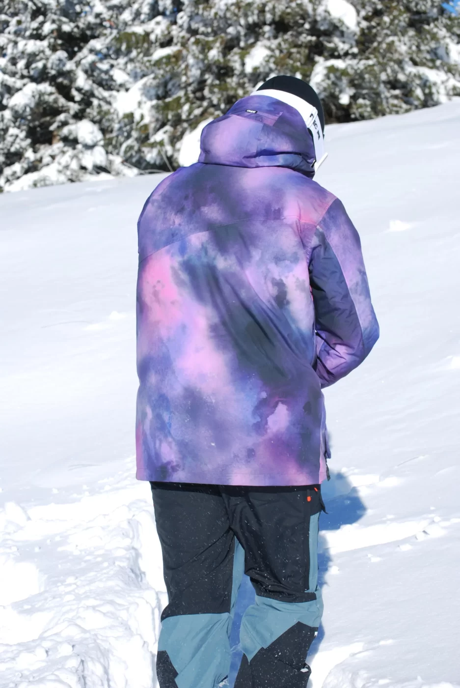 Vue sur le dos de la veste de ski colorée.