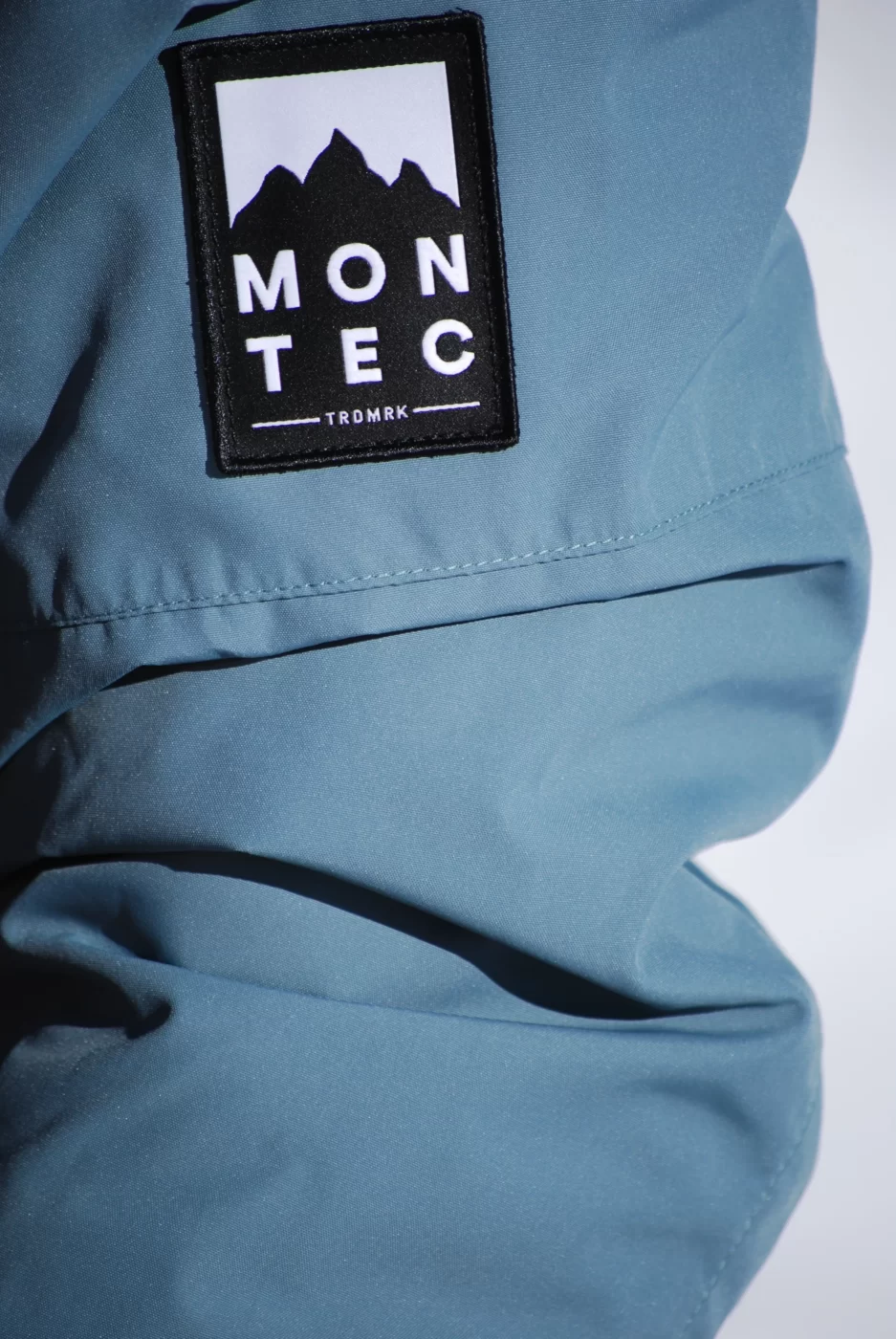 Vue sur la manche de la veste et sur le logo de la marque Montec
