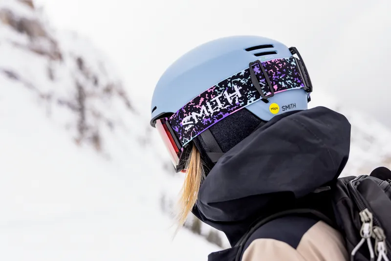 Skieuse avec un casque montrant un logo MIPS