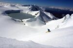 Un volcan, un skieur, la Nouvelle-Zélande