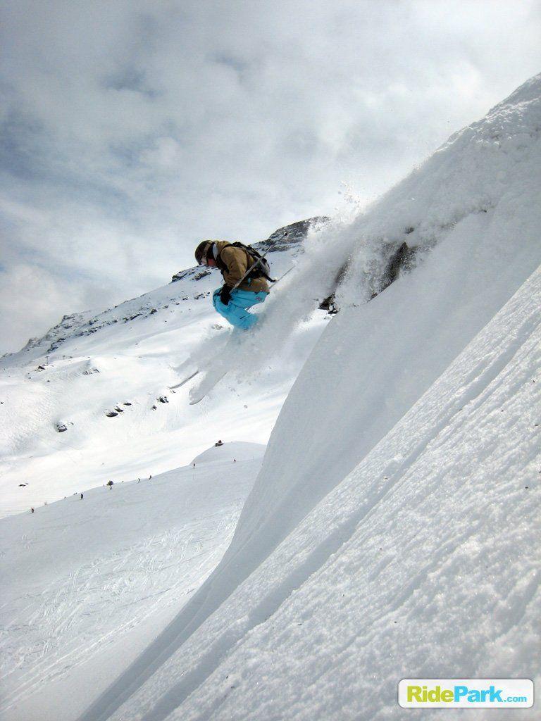 saut de petite barre rocheuse en montagne à ski